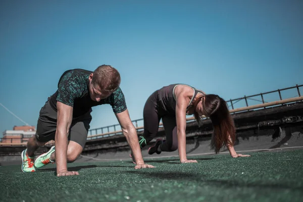 Hombre y mujer trabajando juntos en los músculos abdominales . —  Fotos de Stock