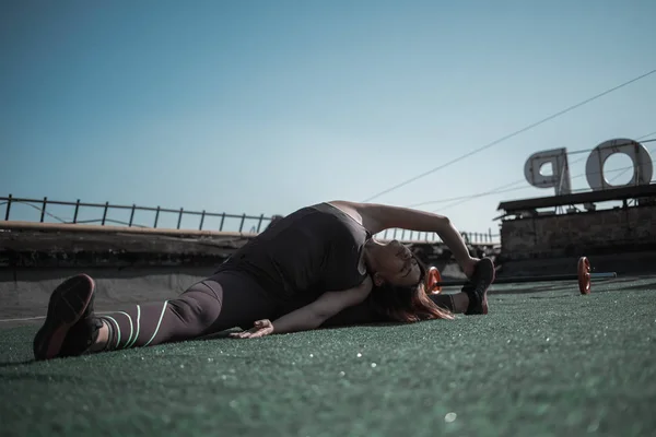 Mladá žena cvičení pružná jóga asana. — Stock fotografie