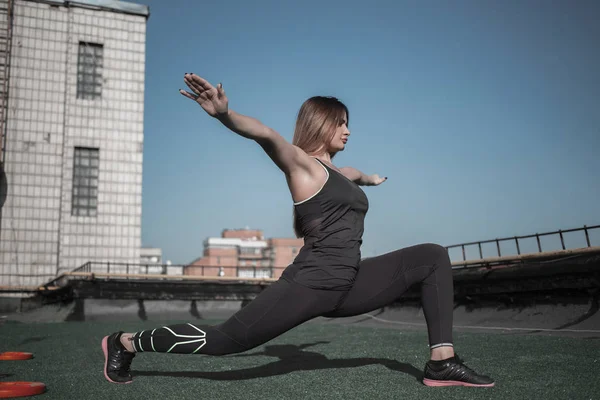 Sportieve vrouw in yoga asana. — Stockfoto