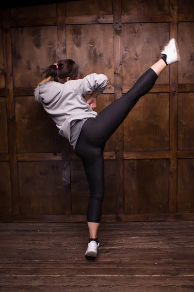 Mulher atlética fazendo aeróbica — Fotografia de Stock