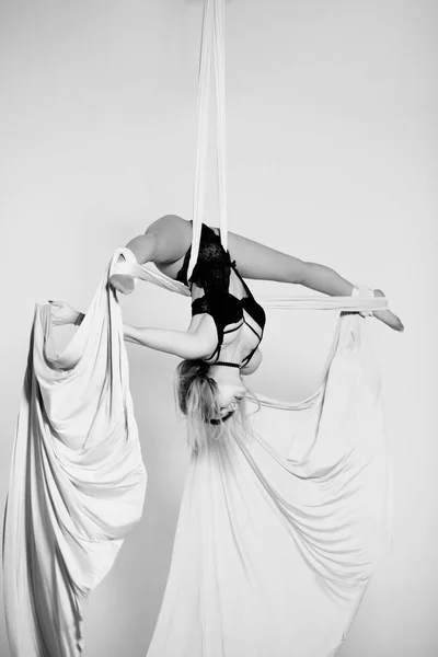Gyönyörű légtornász lány akrobatikus tükköket — Stock Fotó