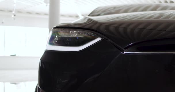 La carrosserie d'une voiture électrique . — Video