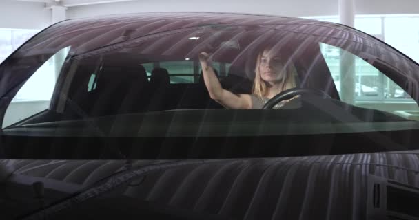 Mujer probando Tesla modelo de coche X — Vídeos de Stock