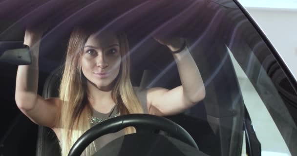 Жінка тестування моделі автомобілів Тесла X — стокове відео