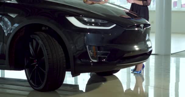 Zwarte Tesla elektrische automodel X in de promotie-showroom. — Stockvideo