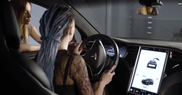 Coche eléctrico Tesla negro modelo X en la sala de exposición de promoción . — Vídeos de Stock