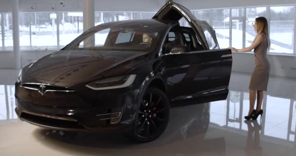 Coche eléctrico Tesla negro modelo X en la sala de exposición de promoción . — Vídeo de stock