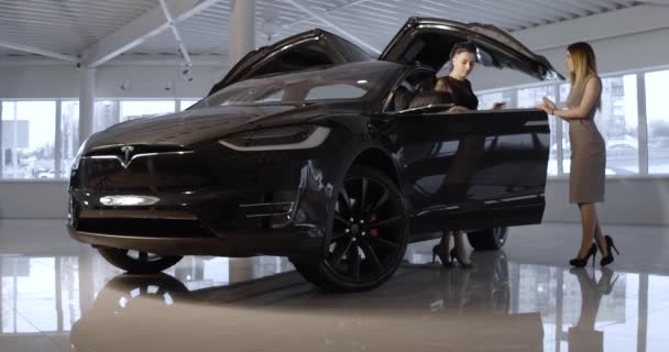 Model elektryczny samochód Tesla czarny X w promocji salonu. — Wideo stockowe