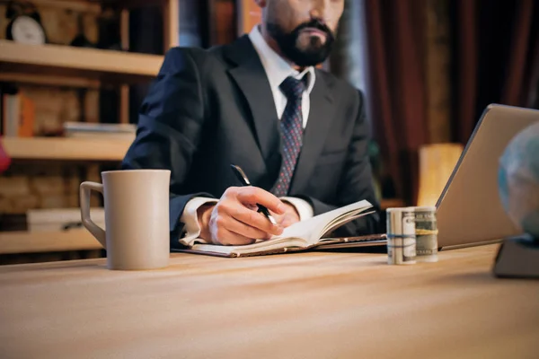 Porträtt av mogen man sitter vid sitt skrivbord på kontoret — Stockfoto