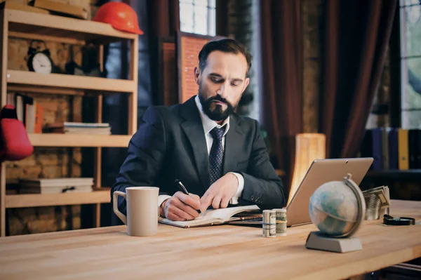 Porträtt av mogen man sitter vid sitt skrivbord på kontoret — Stockfoto