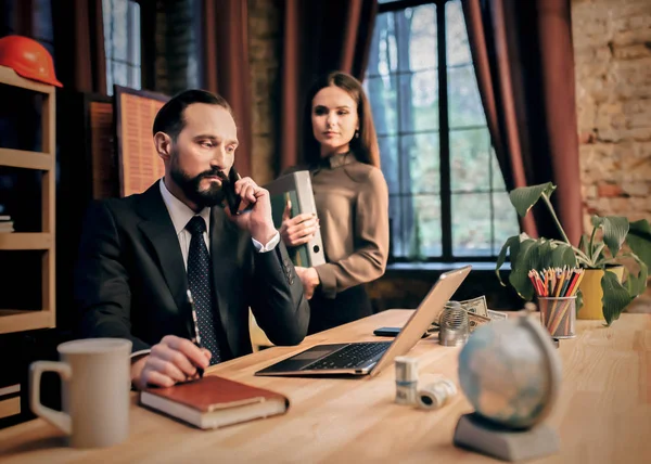 Man and woman in the office to discuss the case — Stock Photo, Image