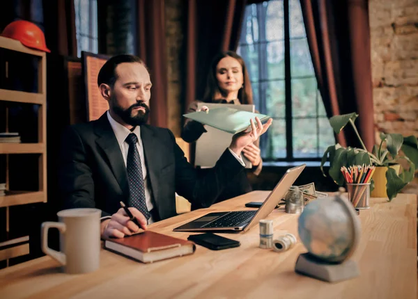 Homme et femme dans le bureau pour discuter de l'affaire — Photo