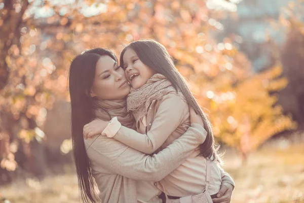 La mamma felice e la figlia giocano il parco di autunno — Foto Stock