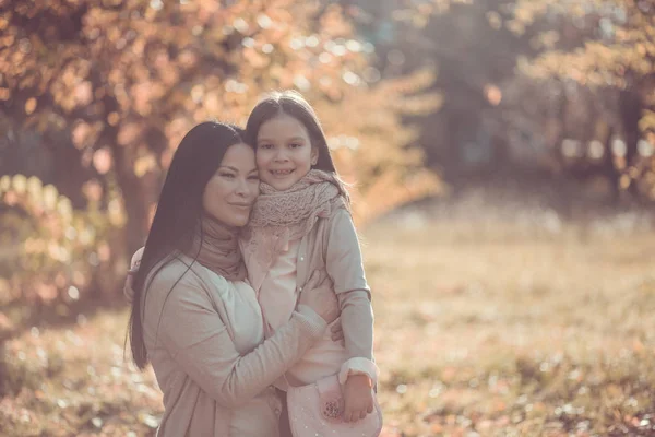 La mamma felice e la figlia giocano il parco di autunno — Foto Stock
