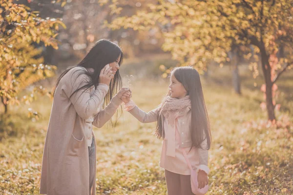 Gelukkig moeder en de dochter spelen herfst park — Stockfoto