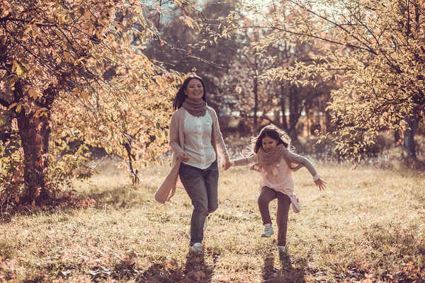 幸せな母と娘秋の公園を再生します。 — ストック写真