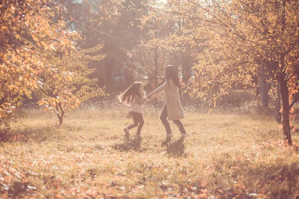 Bonne maman et la fille jouent parc d'automne — Photo