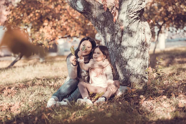Piękną, młodą kobietę i jej dziecko w jesienny ogród — Zdjęcie stockowe