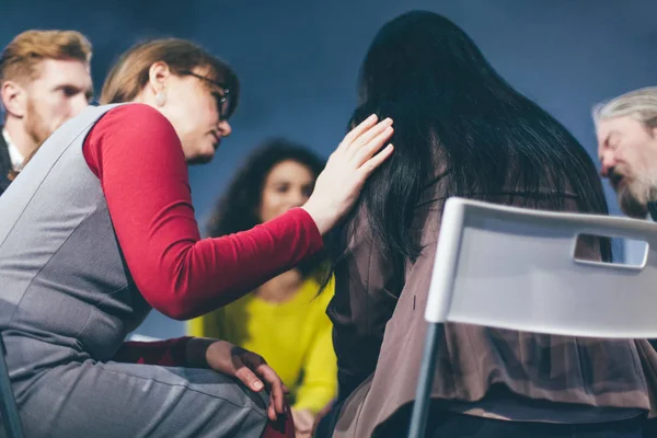 Sessão de terapia de grupo sentado em círculo — Fotografia de Stock