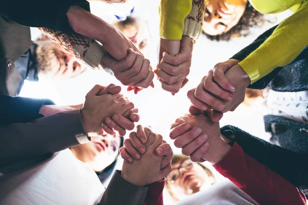 Vertrauensbeweis. Gruppe von Menschen im Kreis, die sich gegenseitig unterstützen — Stockfoto