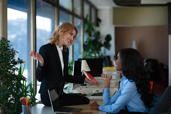 Donne che lavorano insieme, ufficio interno — Foto Stock