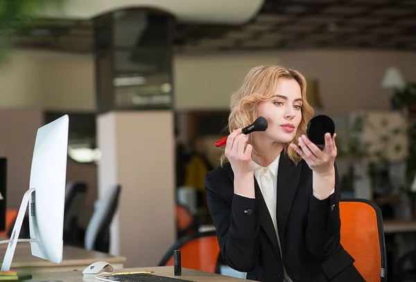 Gerente mulher está fazendo maquiagem — Fotografia de Stock