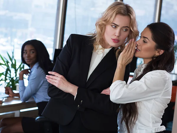 Επαγγελματίες κουτσομπολιά. Γυναίκες στο γραφείο. — Φωτογραφία Αρχείου