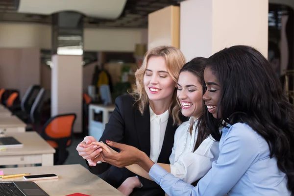 Girl showing her ring to her female colleagues — Stock Photo, Image