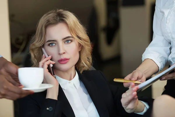 Assistente oferecendo café para sua chefe feminina no escritório — Fotografia de Stock