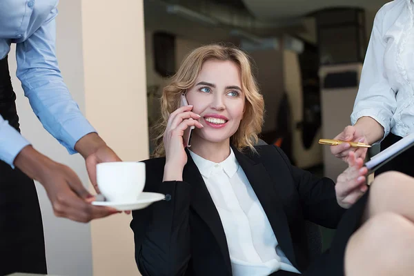 Assistente che offre caffè al suo capo donna in ufficio — Foto Stock