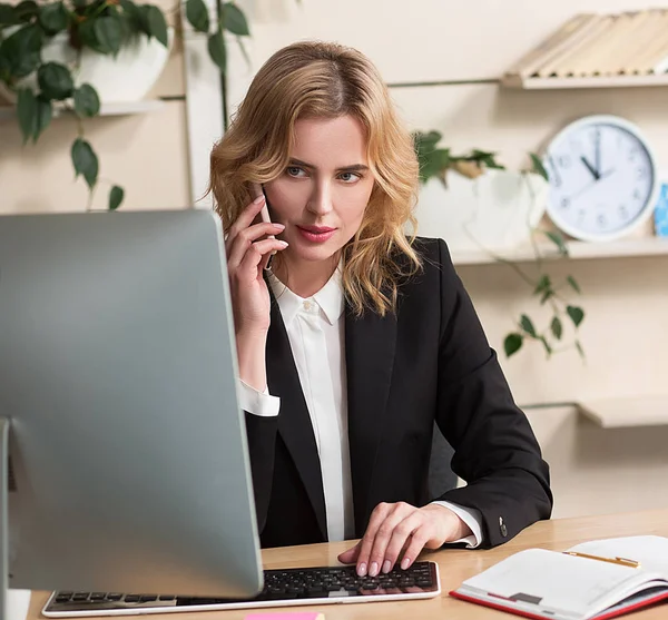 Jeune femme au bureau, assise au bureau — Photo