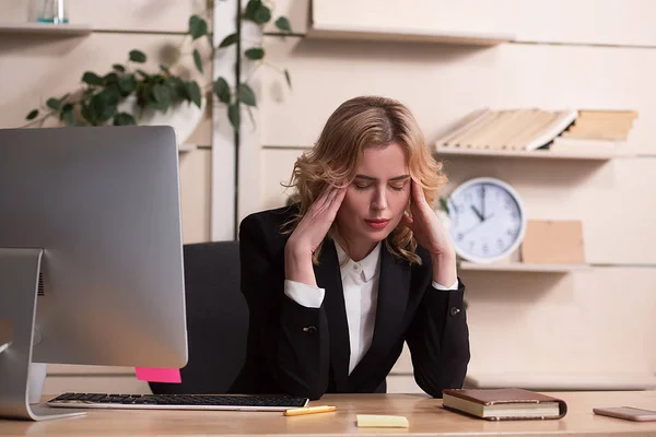 Jeune femme au bureau, assise au bureau — Photo