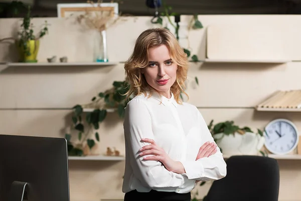 Mujer de negocios moderna en la oficina —  Fotos de Stock