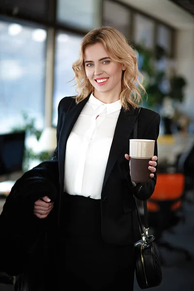 Mujer de negocios con taza de papel de café — Foto de Stock