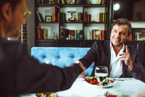 Empresarios almorzando por negocios — Foto de Stock