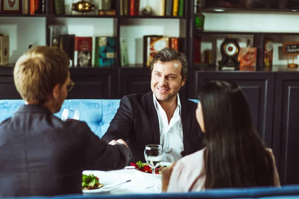 Empresarios almorzando por negocios — Foto de Stock