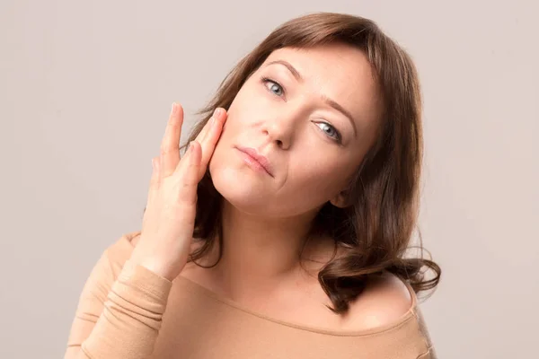 Junge schöne Frau in beiger Bluse — Stockfoto