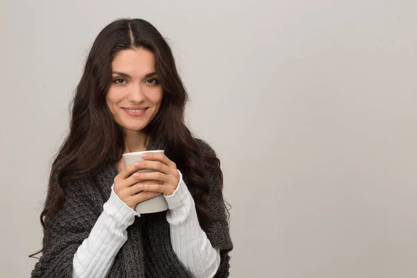 Portret van brunette vrouw grijs vest dragen — Stockfoto