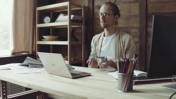 Freelancer trabalhando em casa com laptop — Vídeo de Stock