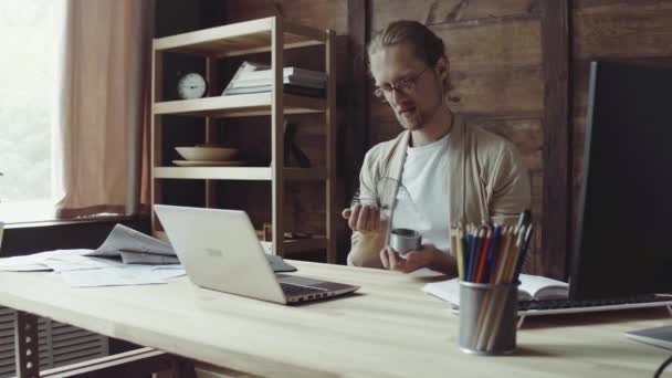 Freelancer trabajando en casa con laptop — Vídeo de stock