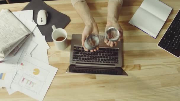 Freelancer hombre trabajando con laptop en casa oficina — Vídeos de Stock