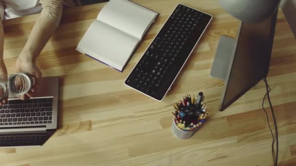 Freelancer hombre trabajando con laptop en casa oficina — Vídeo de stock