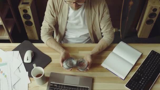 Freelancer hombre trabajando con laptop en casa oficina — Vídeos de Stock