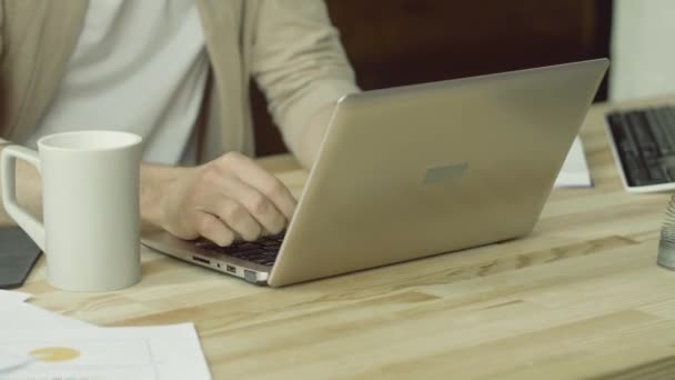 Фрилансер работает с ноутбуком в домашнем офисе — стоковое видео