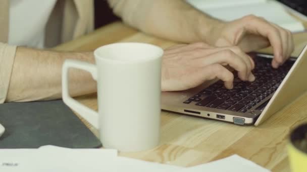 Freelancer hombre trabajando con laptop en casa oficina — Vídeos de Stock