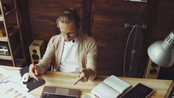 Freelancer arbejder gør projekt – Stock-video