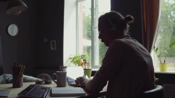 Trabalhador freelancer fazendo projeto — Vídeo de Stock