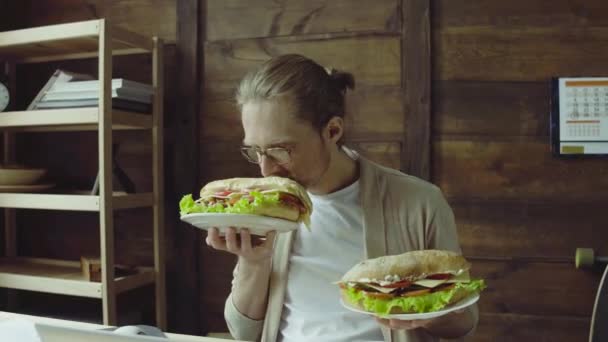 Freelancer man werken bij huis gaan lunch pauze. — Stockvideo