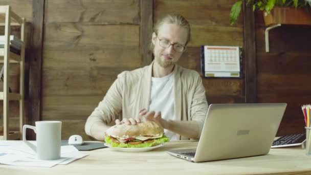 Freelancer man working at home going to have lunch break. — Stock Video