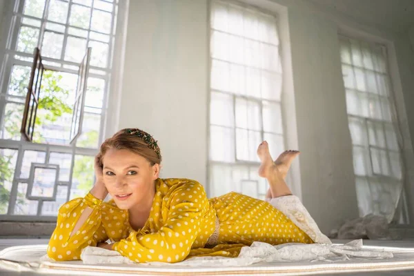 Сексуальная женщина средних лет, мечтающая лежать на полу . — стоковое фото